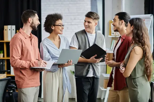 Equipo de consultoría en oficina